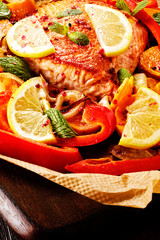 gebratener lachs mit gemüse