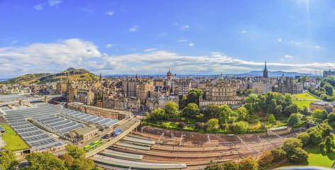 Panoramaaufnahme von Edinburgh von erhöhter Position auf dem Scott Monument fotografiert tagsüber...