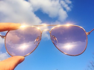 cielo occhiali da sole rosa luce ottimismo