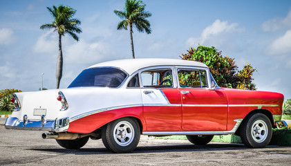 Rot weisser amerikanischer Oldtimer parkt unter blauem Himmel in Varadero Kuba - HDR - Serie Cuba...