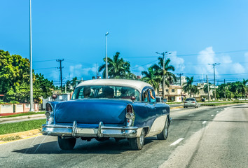 Blauer amerikanischer Oldtimer mit weissem Dach fährt durch Varadero Kuba - HDR - Serie Kuba Reportage