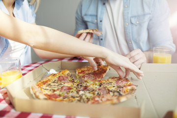 Obraz na płótnie Canvas Couple eating pizza