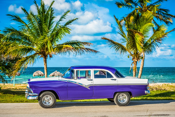 Amerikanischer blau weisser Oldtimer parkt am Strand auf dem Seitenstreifen nahe Havanna Kuba - HDR - Serie Cuba Reportage
