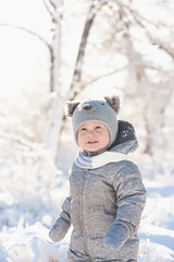 Fototapeta na wymiar child in the forest in the snow 