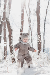 Fototapeta na wymiar child in the forest in the snow 