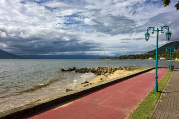 Obraz premium Bicycle lane by the sea in Ilhabela Pereque beach at sunset - Sao Paulo, Brazil