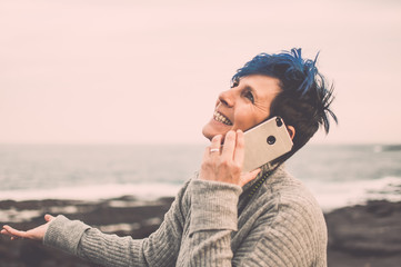mujer al telefono movil