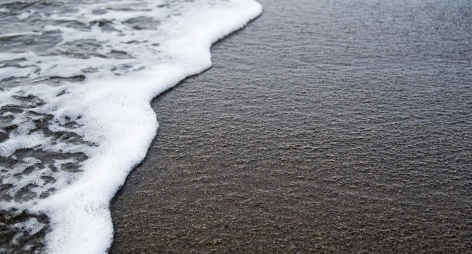 波打ち際 砂浜 波 泡 素材 Stock Photo Adobe Stock 波打ち際 砂浜 波 泡 素材 Stock Photo Adobe Stock