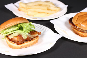 ハンバーガーとチキンバーガーとフライドポテト