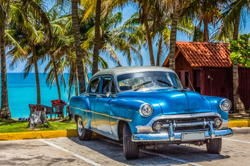 Amerikanischer blauer Oldtimer mit silbernen Dach parkt am Strand von Varadero Kuba - HDR - Serie Cuba Reportage