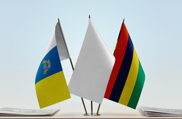 Flags of Canary Islands and Mauritius with a white flag in the middle