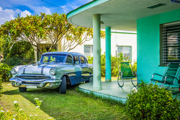 Blau silberner amerikanischer Oldtimer parkt in Varadero Kuba - HDR - Serie Cuba Reportage