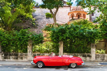 Roter amerikanischer Oldtimer parkt vor der Festung el Morro in Havanna City Kuba - Serie Cuba Reportage