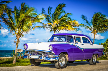 Amerikanischer blau weisser Oldtimer parkt am Strand auf dem Seitenstreifen nahe Havanna Kuba - HDR...