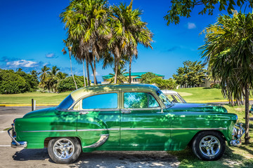 Grüner amerikanischer Oldtimer mit goldenem Dach parkt unter blauem Himmel in Varadero Kuba - HDR - Serie Cuba Reportage
