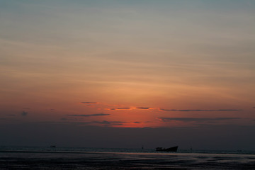 Obraz premium Sunrise on the beach 