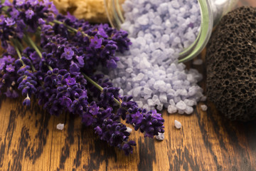 Obraz na płótnie Canvas lavender bath salt and some fresh lavender