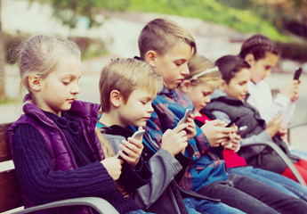 children  with mobile devices