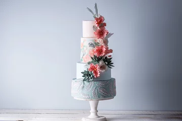 Rolgordijnen Vierlaagse bruiloftstaart versierd met rode lentebloemen en handgemaakt patroon. Concept van heerlijke desserts © Artem