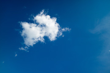 Fototapeta na wymiar Deep blue sky with white cloud background