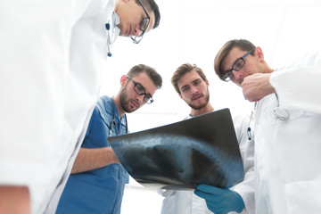 Obraz premium bottom view.team of doctors discussing an x-ray