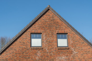 Fenster in einer Fassade eines Hauses