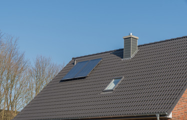 Schornstein und Solaranlage auf einem Dach