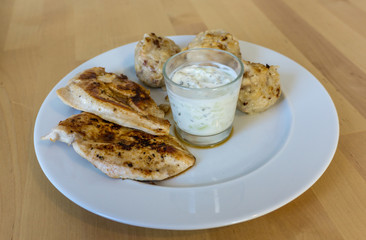 Hühnerbrust mit Knödel uns Joghurt Dip