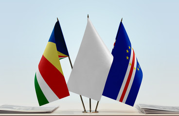 Flags of Seychelles and Cape Verde with a white flag in the middle
