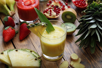 bevanda disintossicante frullati o frappe di frutta fragole ananas e kiwi in bicchiere