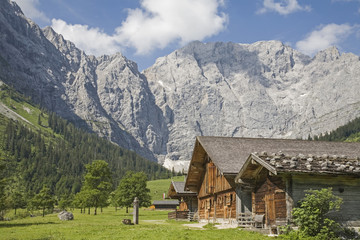 Fototapeta na wymiar Almhütten in der Eng in Tirol