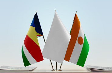 Flags of Seychelles and Niger with a white flag in the middle