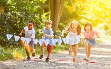 Gruppe Kinder macht Wettlauf Wettbewerb