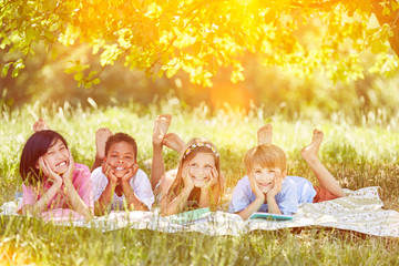 Multikulturelle Gruppe Kinder im Sommer in der Natur