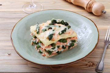 lasagne asparagi e salmone sfondo tavolo di cucina