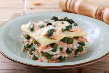 lasagne asparagi e salmone sfondo tavolo di cucina