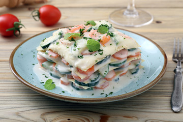 lasagne vegetariane con zucchine carote e verdure miste sfondo tavolo di cucina