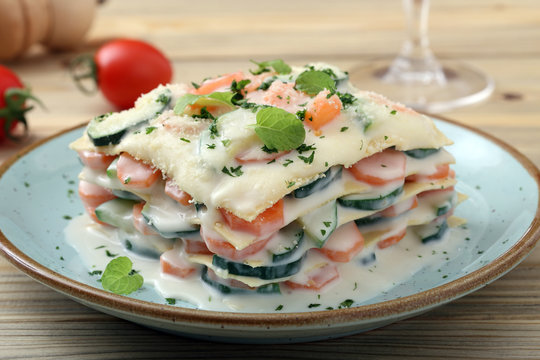 lasagne vegetariane con zucchine carote e verdure miste sfondo tavolo di cucina