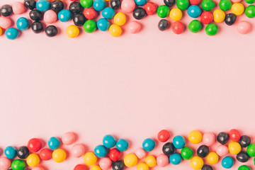 Obraz premium top view of arranged candies isolated on pink