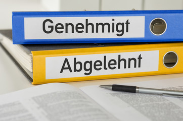 Aktenordner mit der Beschriftung Genehmigt und Abgelehnt