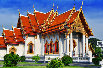 Fototapeta premium Wat Benchamabophit or the marble temple in Bangkok, Thailand