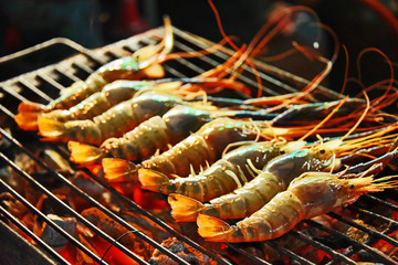 Naklejka premium Grilled prawnes sold in street food restaurant in Bangkok