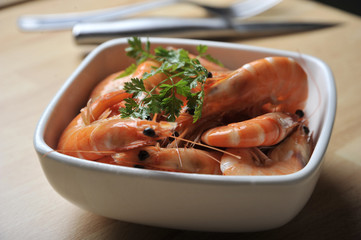 Crevettes dans bol en céramique.