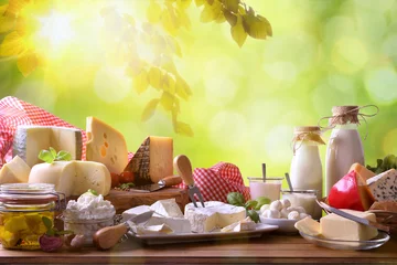 Papier Peint photo Produits laitiers Large assortiment de produits laitiers artisanaux nature