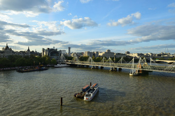 Fototapeta na wymiar albertbrücke über themse in london 