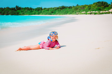 Obraz na płótnie Canvas cute little girl snorkeling on beach