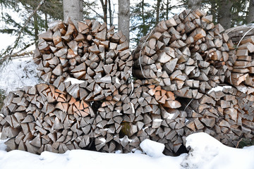 Bois de cheminée dans l'Oberland bernois en Suisse en hiver