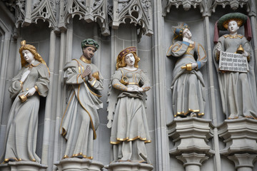 Statues peintes du portail de la cathédrale de Berne en Suisse