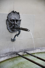 Fontaine à tête grotesque dans le vieux Berne en Suisse