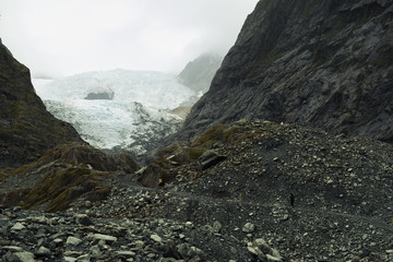 Glaciar entre montañas en la Isla Sur de Nueva Zelanda